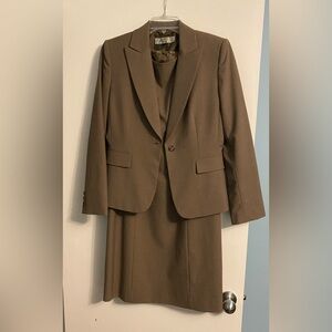 Tahari dress and Jacket set. Size 8